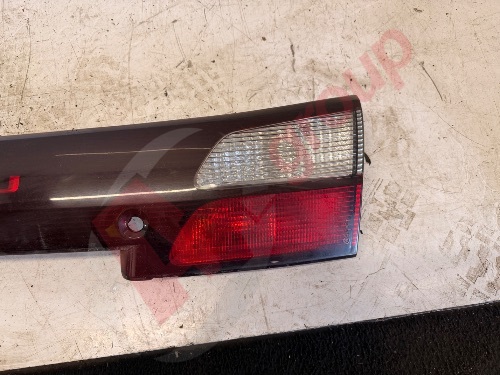 SUBARU LEGACY OUTBACK ESTATE BH5 MK3 B4 01-03 REAR CENTRE TAILGATE LIGHT BAR