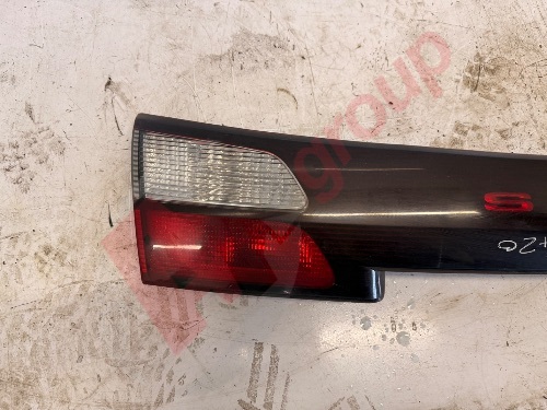 SUBARU LEGACY OUTBACK ESTATE BH5 MK3 B4 01-03 REAR CENTRE TAILGATE LIGHT BAR